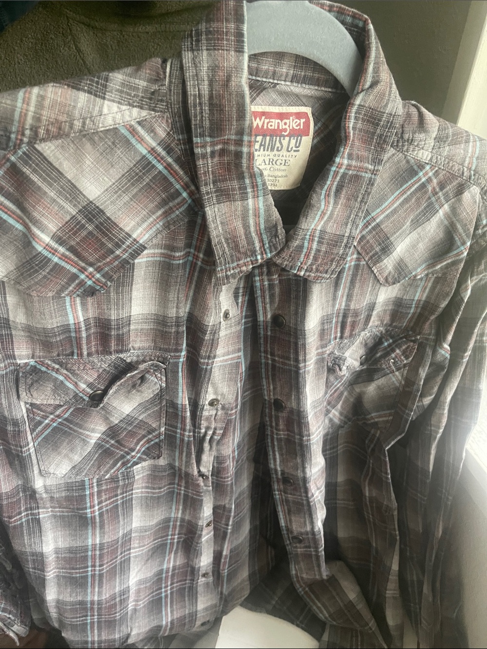 Wrangler snap front button down shirt